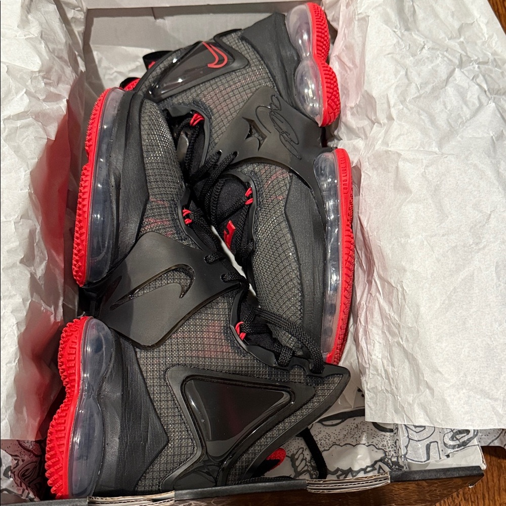 Nike LeBron XIX Sneakers - Size 9.5 - Picture 3 of 12
